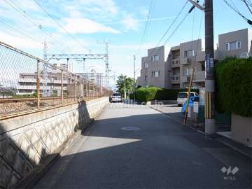 敷地の東側には道を挟んで阪急今津線が走っています。