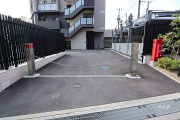 駐車場の出入口（ロボットゲート付き）