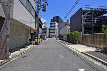 敷地北側の前面道路（西側から）