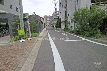 敷地東側の前面道路（南側から）