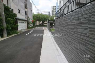 敷地東側の前面道路（北側から）