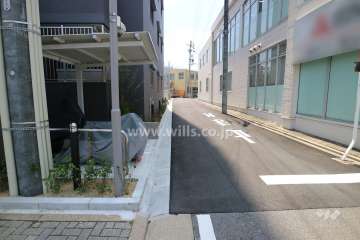 敷地西側の前面道路（北側から）