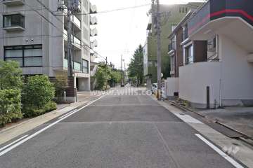 敷地南側の前面道路（西側から）