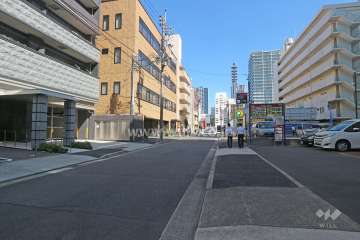 敷地南側の前面道路（西側から）