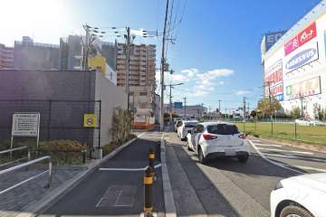 敷地西側の前面道路（北側から）