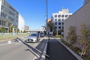 敷地西側の前面道路（南側から）