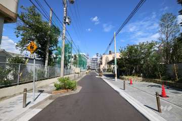 敷地北側の前面道路（西側から）