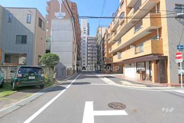 敷地南側の前面道路（東側から）