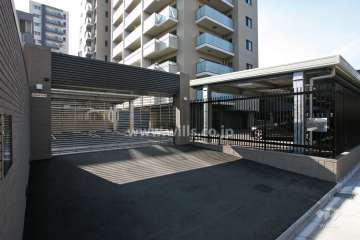 駐車場入り口（リングシャッター付き）