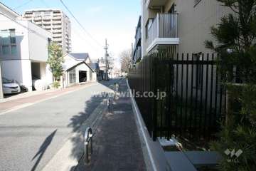 敷地西側の前面道路（南側から）