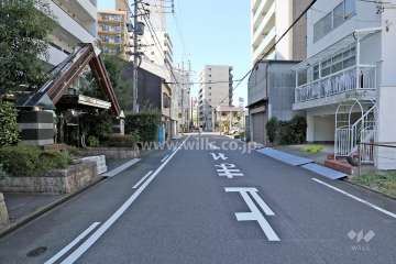 敷地北側の前面道路（東側から）