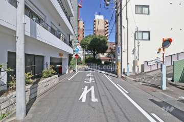 敷地東側の前面道路（南側から）