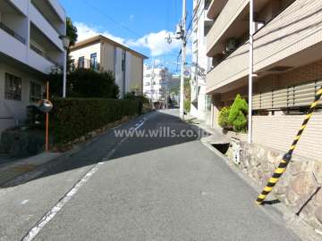 敷地西側の前面道路