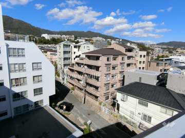 甲南ドルチェ六甲の遠景。周辺はマンションと一戸建ての混在する住宅地です。