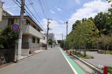 敷地北側の前面道路(西側から)