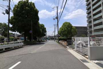 敷地南側の前面道路(東側から)