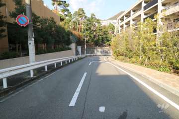 敷地南西側の前面道路（東側から）