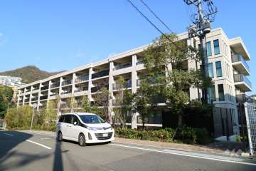 ライオンズ芦屋グランフォートの外観（南東側から）
