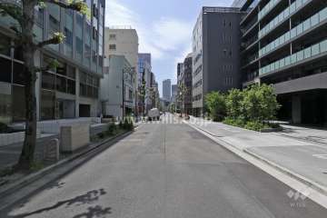 敷地の南側前面道路（東側から）