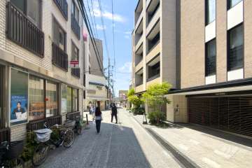 敷地南側の前面道路（東側から）