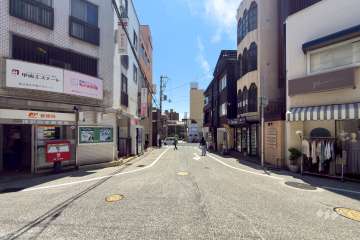 敷地南側の前面道路（北側から）