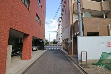 敷地南側の前面道路（西側から）