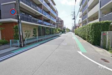 敷地西側の前面道路