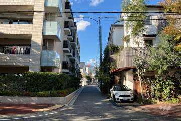 敷地東側の前面道路(南側から)