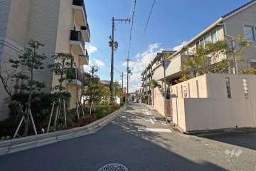 敷地北側の前面道路(東側から)