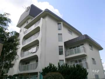 メゾンドール千里泉ケ丘３号館の外観（東側から）