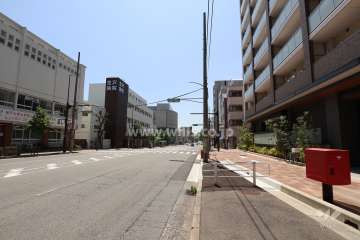 敷地南側の前面道路（東側から）