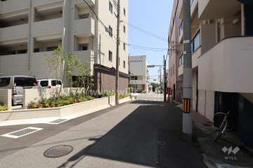 マンション外観と西側前面道路（北側から）
