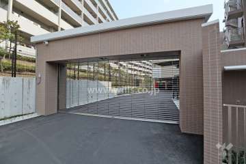駐車場入り口(リングシャッター付き)
