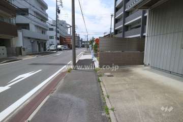 敷地の南側前面道路（東側から）