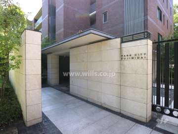敷地北側のマンション出入口