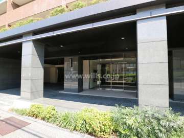 南側マンション出入口