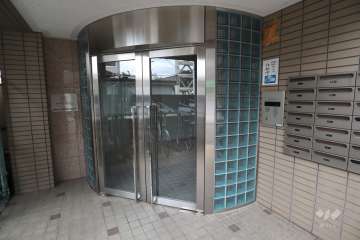 エントランスはオートロック付です。