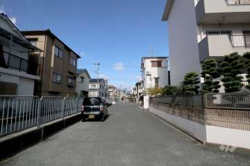 敷地西側の前面道路