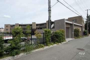ディアエスタミオ西岡本マンションの外観（北西側から）