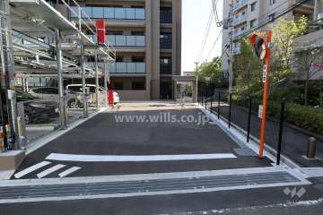 駐車場出入口はロボットゲート付きです。