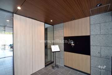 エントランスはオートロック付きです。