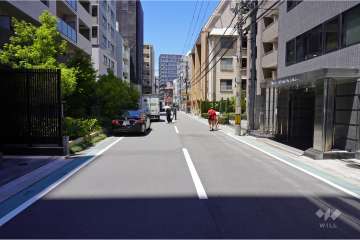 敷地北側の前面道路（南側から）