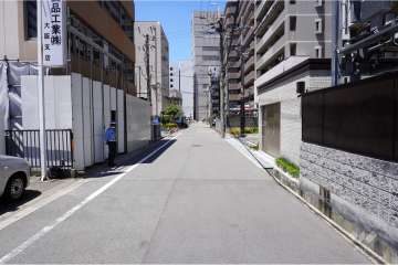 敷地南側の前面道路（東側から）