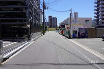 敷地南側の前面道路（西側から）