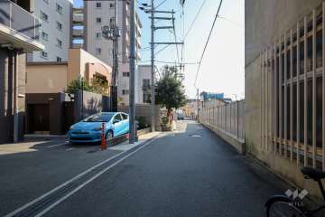 敷地南側の前面道路（西側から）