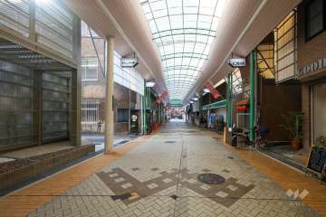 敷地西側の前面道路（北側より）サカエマチ2番街の商店街です。