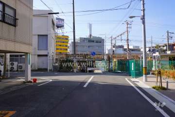 敷地南側の前面道路（東側から）