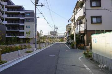 敷地北側の前面道路（東側から）