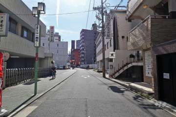 敷地南側の前面道路（東側から）