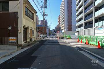 敷地北側の前面道路（東側から）
